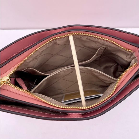 MICHAEL KORS TRISHA
MEDIUM TRIPLE COMPARTMENT
CROSSBODY PRIMROSE - Picture 9 of 14